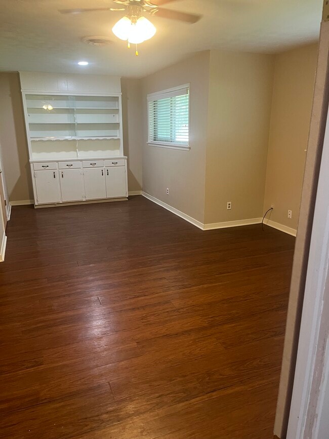 Building Photo - 2100 Vail Dr