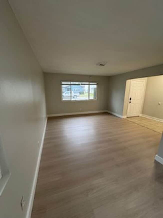 Building Photo - 2 Bedroom 1 Bath Condo