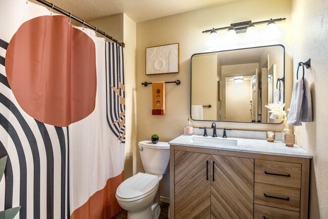Building Photo - Sleek, Modern SE Boise Townhouse