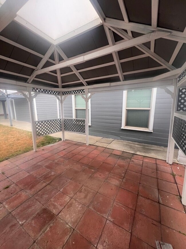 Building Photo - Beautiful 3 Bed / 2 Bath Home with Detached Bonus Space