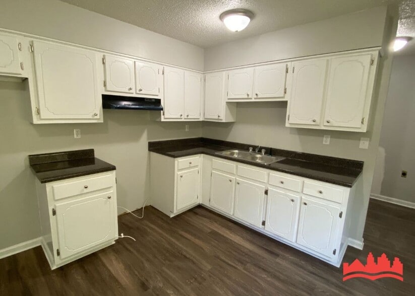 Building Photo - 5870 Jackson Dr