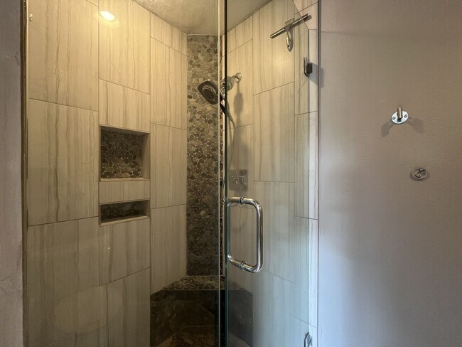 Building Photo - Beautiful 5BD/3BA Home with Soaking Tub, Island Kitchen & Attached 2-Car Garage