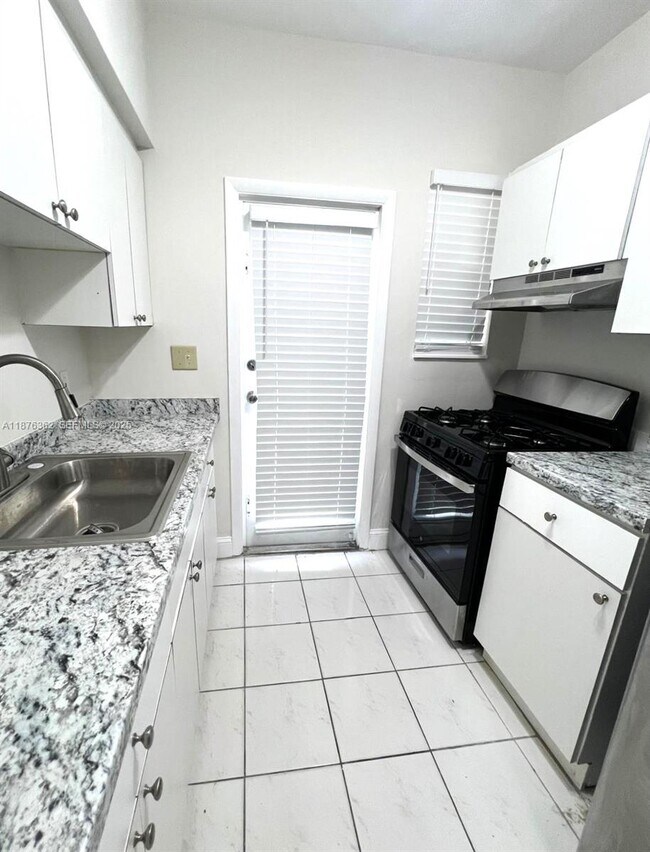 Building Photo - 7510 Carlyle Ave