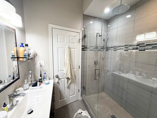 Building Photo - 1905 W Huron St