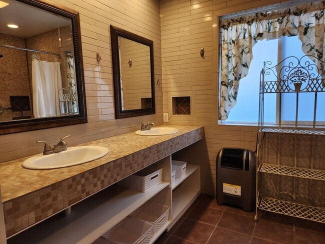 Building Photo - 313 E Main St