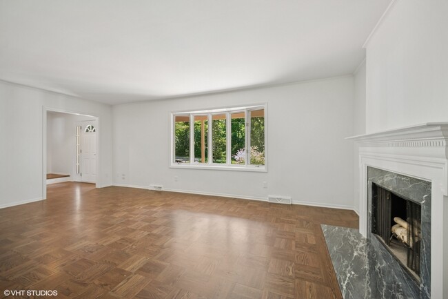 Building Photo - 160 N Forest View Dr