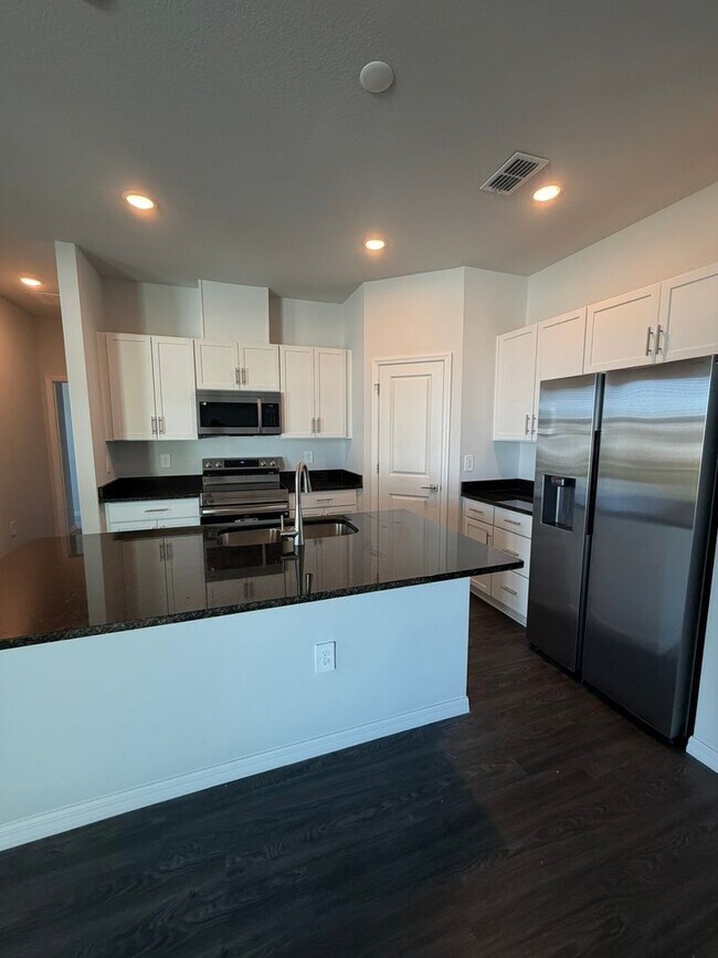 Building Photo - 915 NE 19th St