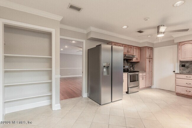 Building Photo - 1549 Montrose Ave E