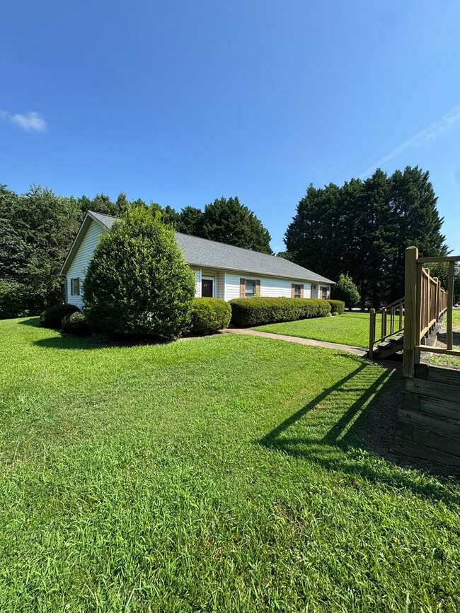 Primary Photo - 104 Peninsula Pl Ln
