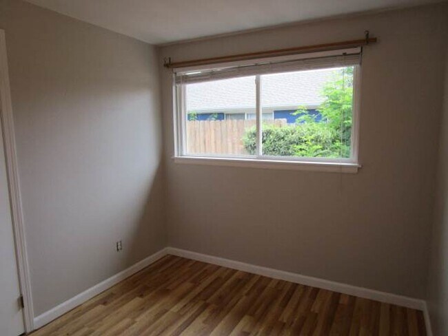 Building Photo - Charming 3 bedroom, 1 bathroom home locate...