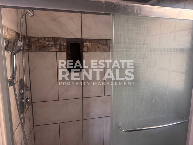 Building Photo - 514 Country Club Pl