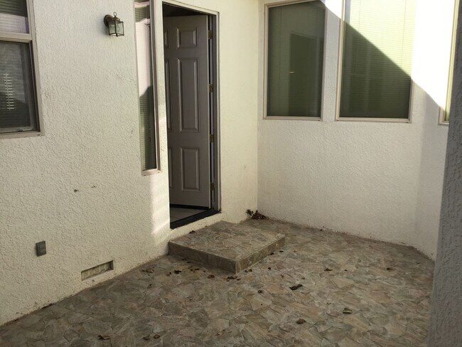 Building Photo - 442 La Costa Cir