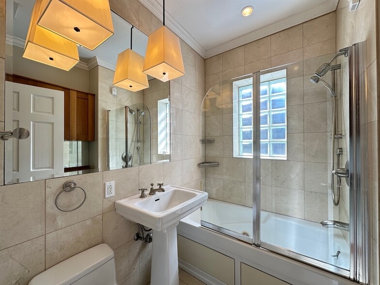 Building Photo - 3614 N Bosworth Ave