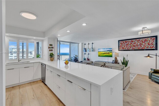 Building Photo - 2655 Collins Ave