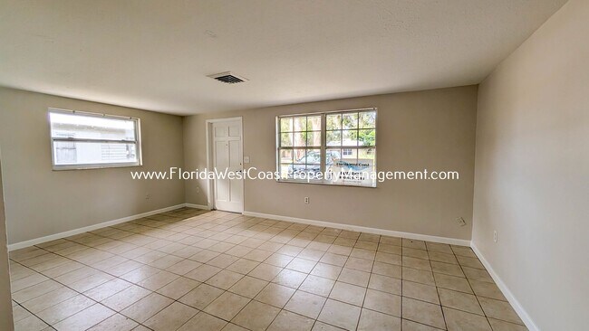 Building Photo - Cute 2 Bedroom/1 Bath Duplex Near Downtown Sarasota