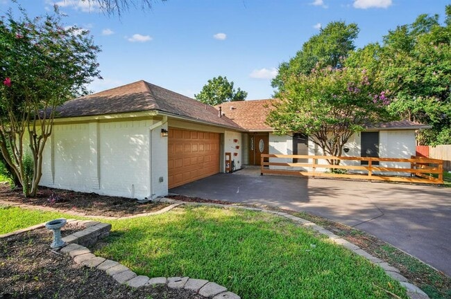 Primary Photo - 505 Oak Ridge Dr