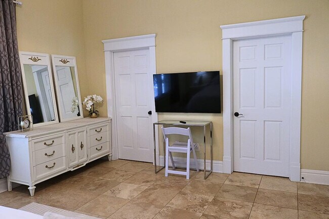 Building Photo - 611 S Orleans Ave