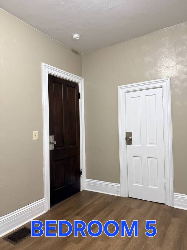 Building Photo - 1023 W 21st St