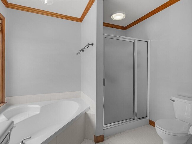 Building Photo - 305 Riverbend Dr