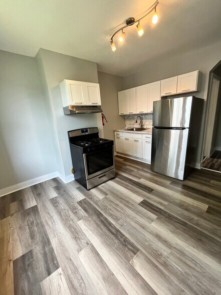 122 Randolph Ave 1R - 120 Randolph Ave