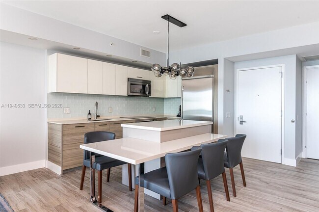 Building Photo - 1300 Brickell Bay Dr