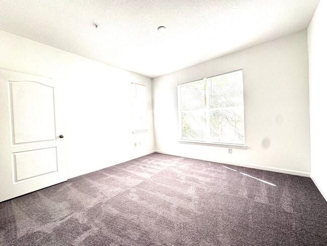 Building Photo - Updated 3 Bedroom, 2 Bath Mirabella Condo ...