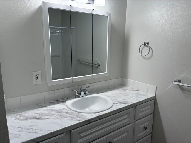 Building Photo - Your Newly Updated 3 Bed, 1 Bath Move-In Ready Home!