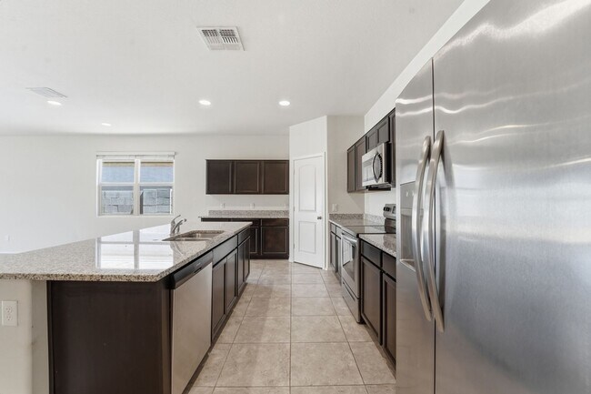 Building Photo - Stylish 3BR Home with Granite Counters + Community Parks & Splash Pads