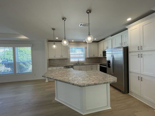 Building Photo - 966 E Montego Ave