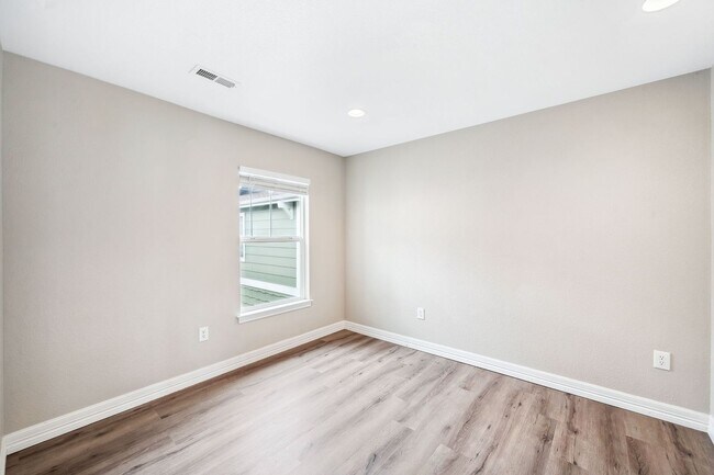 Building Photo - Modern 3BD, 2.5BA Cottonwood Condo with At...