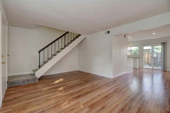 Building Photo - Modern 2-Bedroom Townhome in Peaceful Redwood Community
