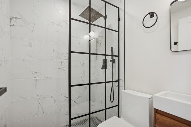 Building Photo - 1310 W Erie St