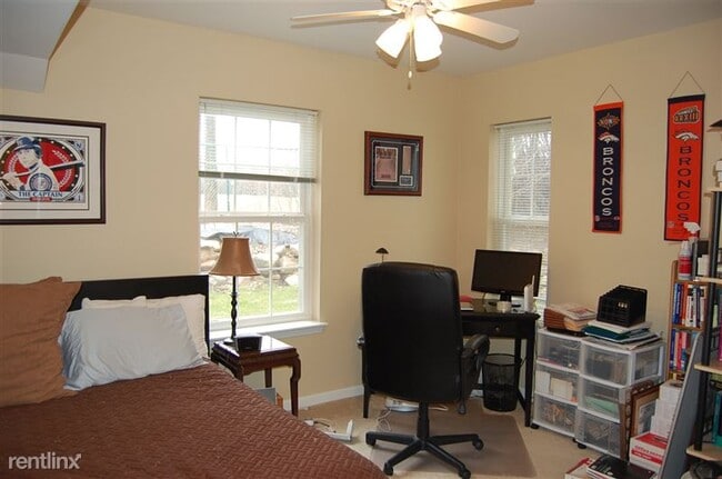 Building Photo - 9924 E Berry Dr