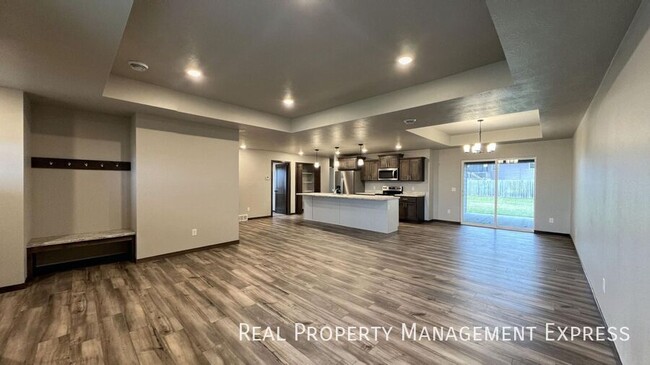 Building Photo - Modern 3-Bedroom Home with Convenience & S...