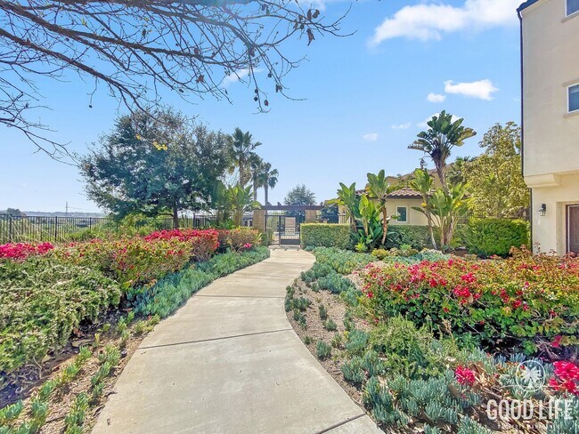 Building Photo - Beautiful 3B/3BA Townhome in Gated Communi...
