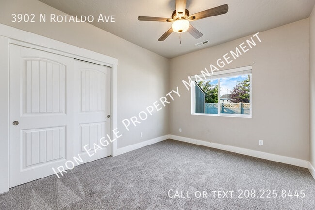 Building Photo - 3902 N Rotaldo Ave