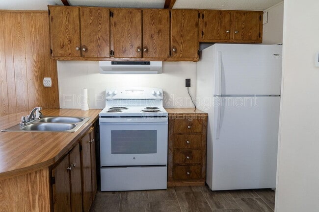 Building Photo - 805 Hillvale Rd