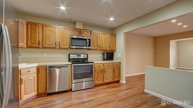 Building Photo - 18B Thomas Paine Dr