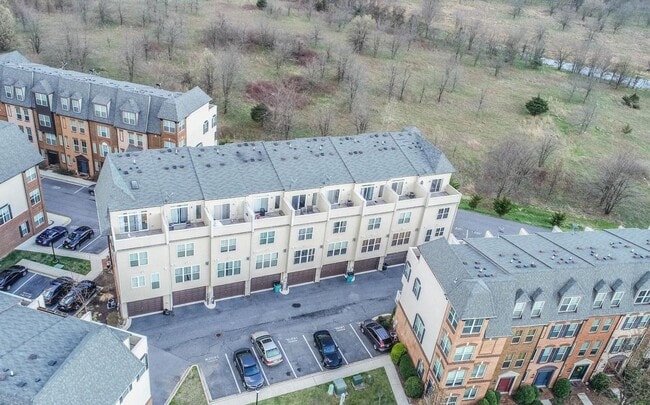 Building Photo - Modern 4 level townhouse available for imm...