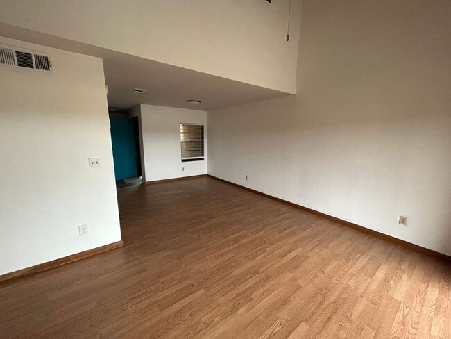 Building Photo - 2/2 In Green Leaf