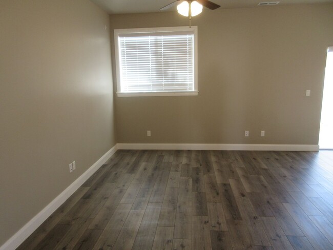 Building Photo - Move-In Bonus - Newer Town home living in ...