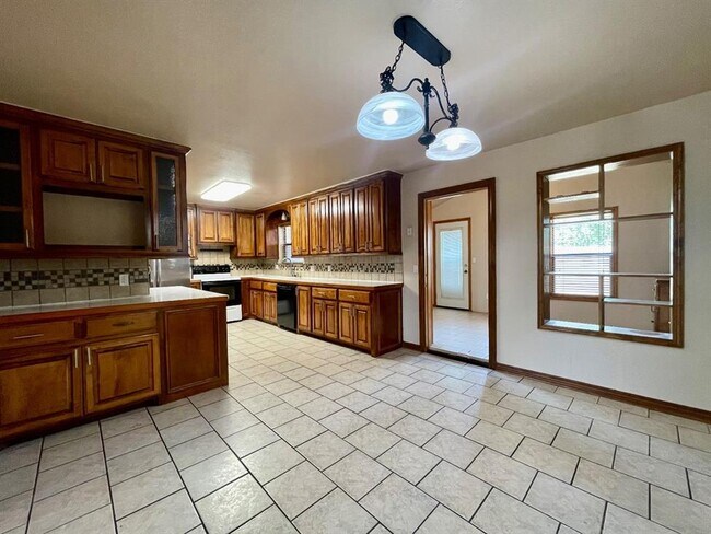 Building Photo - 1319 W Aries Rd