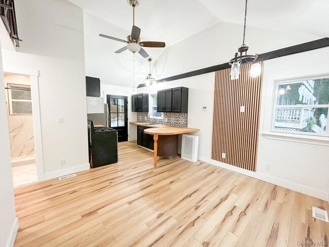 Building Photo - 765 Meadow Rd