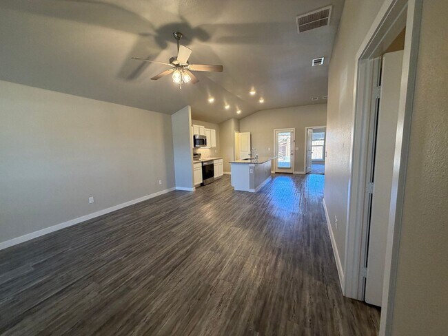 Building Photo - Pre leasing for July: 3/2 located in Upland Crossing!