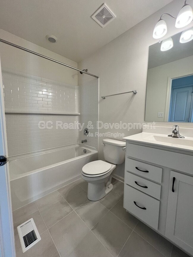 Building Photo - 1265 Lakepointe Dr