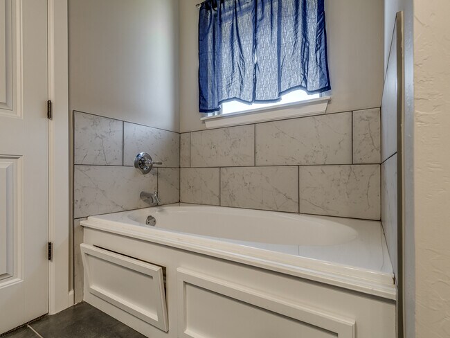 Building Photo - 4505 Black Mesa Ln