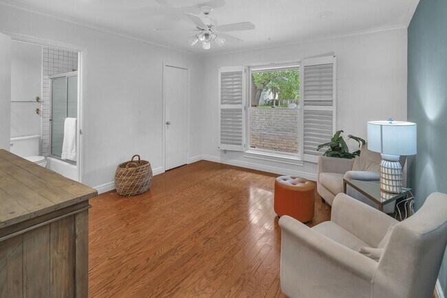 Building Photo - CHARMING 5 BDRM HOME IN CASTLE HILLS!!