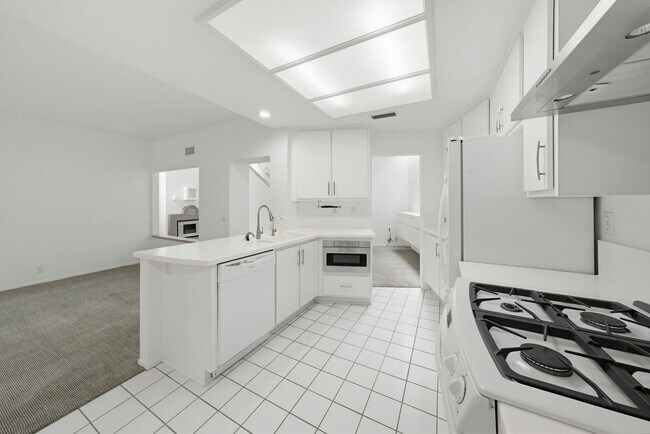 Building Photo - A wonderful opportunity to lease a bright, spacious Irvine home