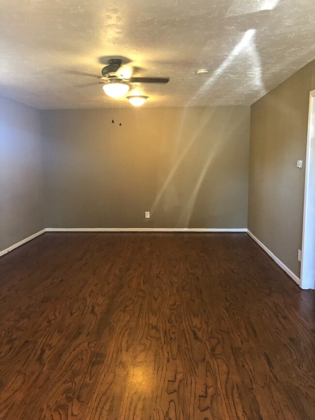 Building Photo - Adorable One bedrom efficiency in SUNSET T...