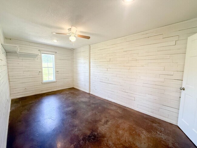 Building Photo - 1 Bed / 1 Bath - Single Family Home - Fantastic View!!